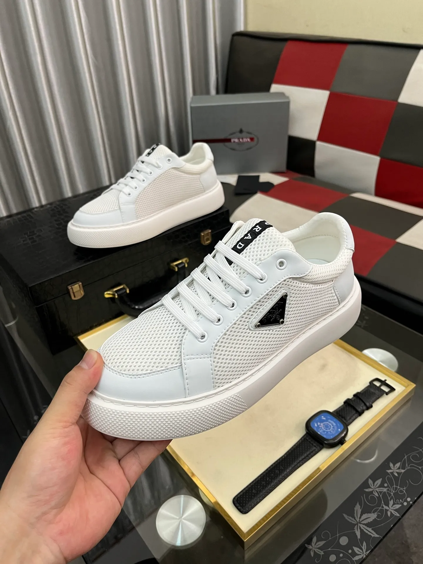 Men's men's shoes💰580⌚️⌚️Prada Prada early spring new model, top original quality, Prada casual sports shoes, made of imported solid color patent leather, spliced mesh cowhide upper, three-dimensional geometric segmentation, multi-color splicing, fashionable and generous, soft, comfortable and breathable. The tongue is decorated with classic letter logo, with fabric lining, cowhide foot pads, matched with P family's exclusive rubber outsole, upper material, breathable knitted fabric imported from Italy The delicate texture is super high-end! Fetal cowhide lining, super soft and comfortable, original molded outsole Size: 38-446️⃣ colors available